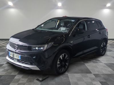 le 4x4 noir est garé sur le sol en damier d'un garage