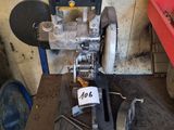 une machine posée sur une table dans une pièce