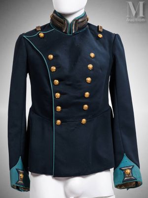 un gros plan sur un mannequin vêtu d'un uniforme militaire