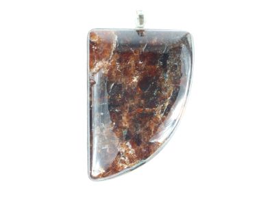 Le pendentif a la forme d'un triangle et est orné d'une pierre marron.