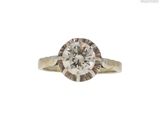 gros plan d'une bague en diamant sur fond blanc