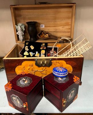 deux boîtes en bois posées sur une table
