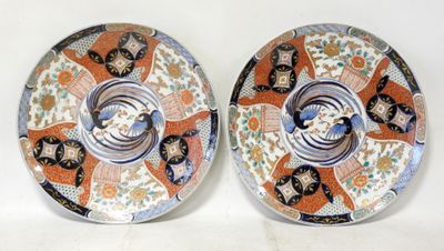 IMARI Paire de grands plats circulaires en porcelaine à déco…
