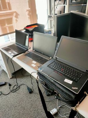 deux ordinateurs portables posés sur un bureau dans une pièce