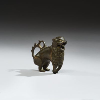 figurine en bronze représentant un chat debout sur ses pattes arrière, la queue dressée