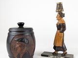 paire de figurines en bois représentant un homme et une femme portant une lampe sur la tête