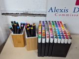 beaucoup de marqueurs et de stylos sur la table