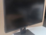 un écran d'ordinateur posé sur une table blanche