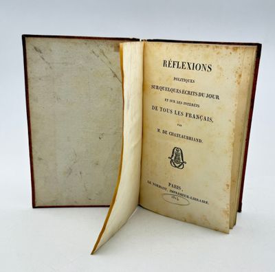 un vieux livre ouvert, dont la page, sur fond blanc, est visible
