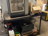 une machine posée sur une table dans une pièce