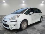 une photo d'une voiture blanche endommagée dans un garage
