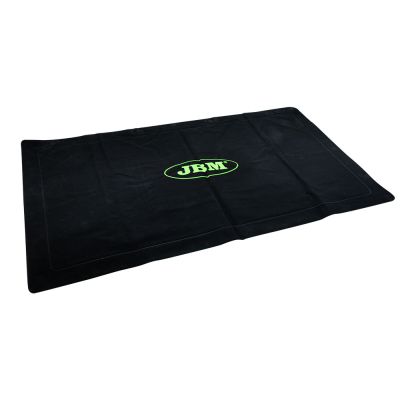un grand sac noir orné d'un logo vert