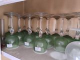 de nombreux verres à vin alignés sur une étagère