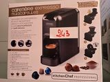 une machine à café exposée dans un magasin