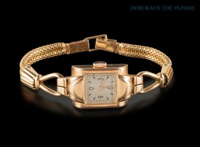 l'image d'une montre-bracelet en or entourée d'une chaîne