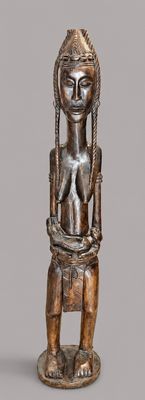 statue d'une femme tenant un bébé dans ses bras