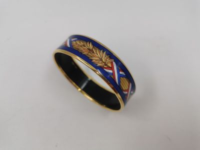 un gros plan d'une bague sur laquelle figure un drapeau