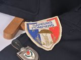 a badge on the lapel of a police officer ' s uniform