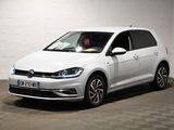 La Volkswagen e-Golf blanche est garée dans le garage.