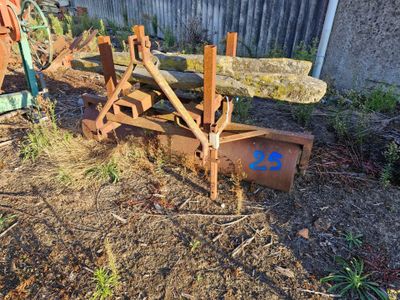 un gros morceau de bois posé sur une machine