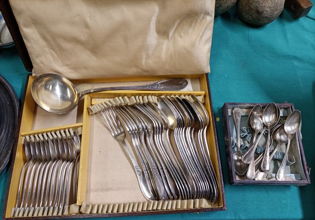 Ménagère en métal argenté en coffret. Joint coffret de petites cu