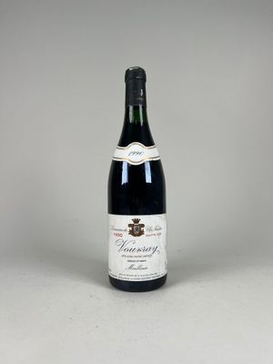 une bouteille de vin posée sur une table blanche