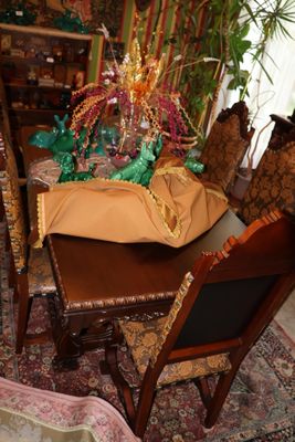 une table et des chaises dans une pièce où se trouve un tapis