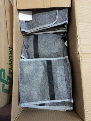 une boîte en carton contenant tout un tas de sacs
