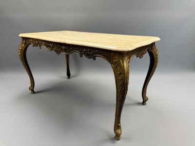 une table dorée avec un plateau en marbre sur fond gris