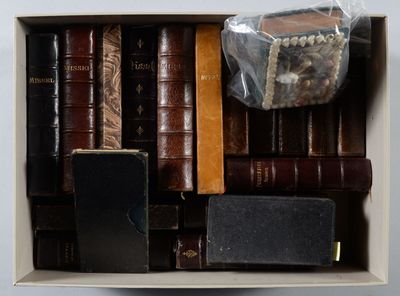 une boîte contenant des livres et une bibliothèque à l'intérieur