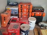 de nombreuses caisses d'outils posées par terre dans le garage