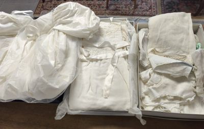 deux cartons contenant des vêtements, posés sur une table