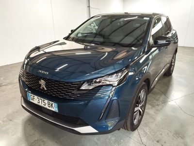 un SUV bleu garé dans un garage aux murs blancs
