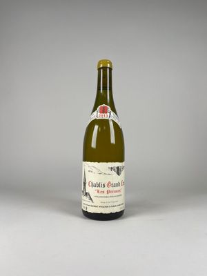 une bouteille de vin posée sur une table