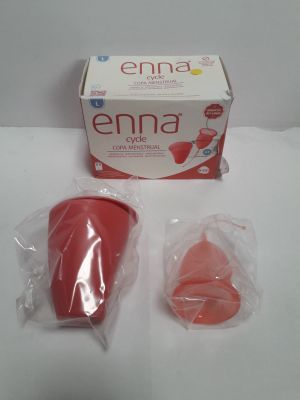 une image représentant une tasse vide et une tasse en plastique dans un emballage