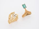 une photo d'une paire de boucles d'oreilles en or ornées d'une pierre verte