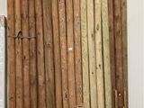 plusieurs pièces de bois sont empilées dans une pièce