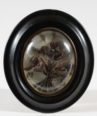 Médaillon ovale en cheveux figurant trois pensées reliées en…