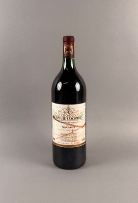 une bouteille de vin posée sur une table