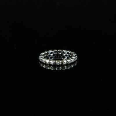 gros plan d'une bague en argent sur une surface noire
