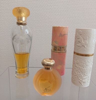 Nina RICCI Nina Flacon en verre de forme arrondie, strié, ti…