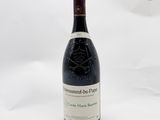 une bouteille de vin posée sur une table