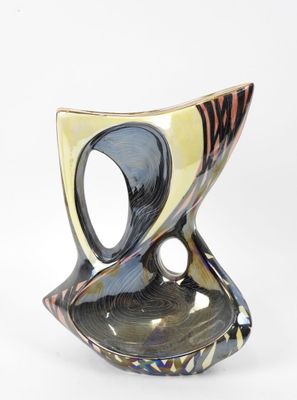 un vase noir et jaune orné d'un motif noir et blanc