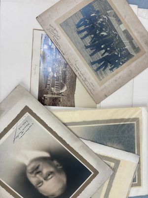de nombreuses vieilles photos d'hommes et de femmes posées sur une table