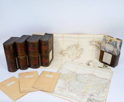 Une vieille carte, des livres et des enveloppes sont posés sur une table