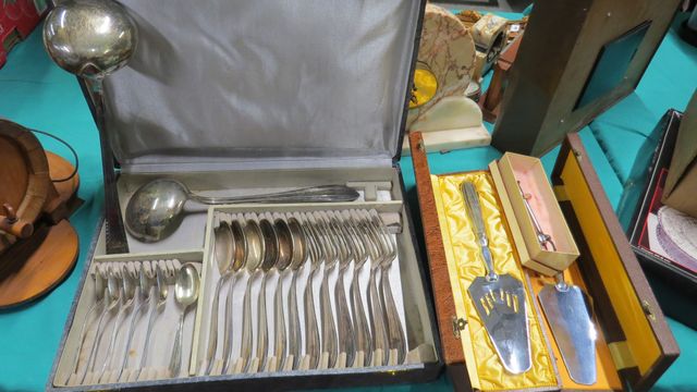 Ménagère en métal argenté, deux pelles à tarte, une pince à sucre...