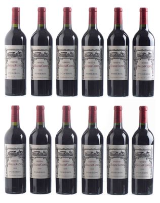 plusieurs bouteilles de vin sont alignées sur une surface blanche