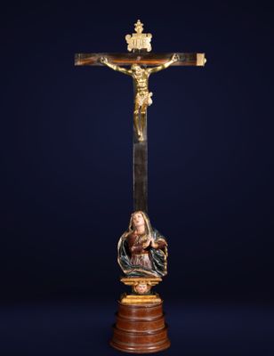 une statue de Jésus sur la croix, sur fond noir