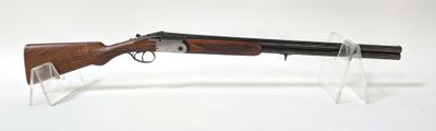un vieux fusil de chasse avec un canon en bois et un étui en plastique transparent