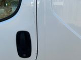 un chat assis sur la vitre d'un camion